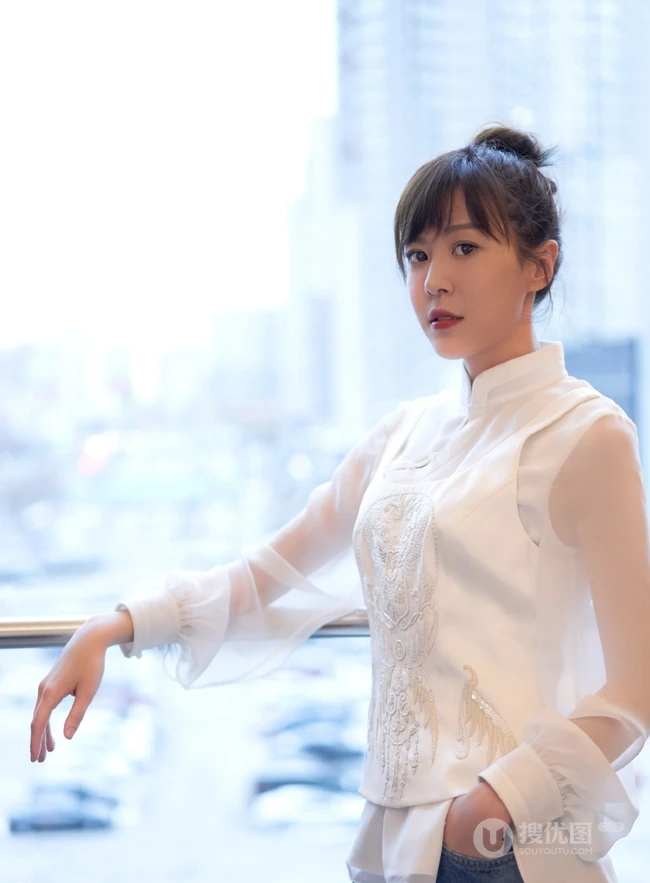 最近超流行国潮风啊！李金铭国潮风白衬衫配牛仔裤写真美图