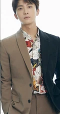 牛骏峰个性撞色西服套装写真图片，这撞色撞得有点狠！