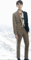 牛骏峰个性撞色西服套装写真图片，这撞色撞得有点狠！