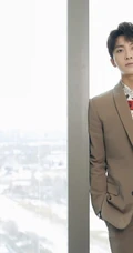 牛骏峰个性撞色西服套装写真图片，这撞色撞得有点狠！
