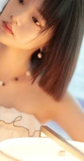 任敏短发加褶皱白裙清新写真，还是短发的任敏好看