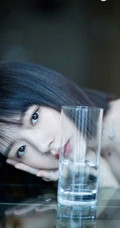 任敏短发加褶皱白裙清新写真，还是短发的任敏好看
