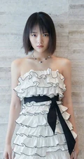 任敏短发加褶皱白裙清新写真，还是短发的任敏好看