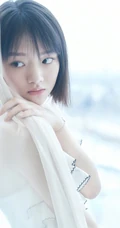任敏短发加褶皱白裙清新写真，还是短发的任敏好看