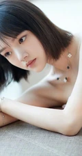 任敏短发加褶皱白裙清新写真，还是短发的任敏好看