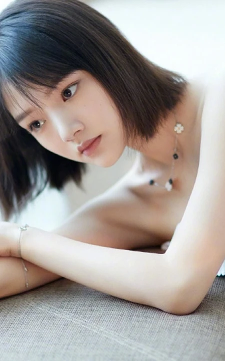 任敏短发加褶皱白裙清新写真，还是短发的任敏好看