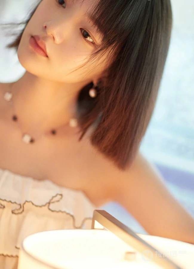 任敏短发加褶皱白裙清新写真，还是短发的任敏好看