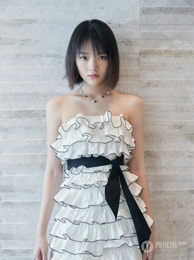 任敏短发加褶皱白裙清新写真，还是短发的任敏好看