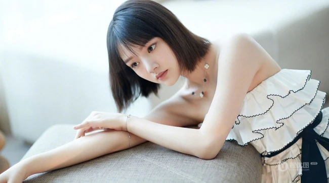 任敏短发加褶皱白裙清新写真，还是短发的任敏好看