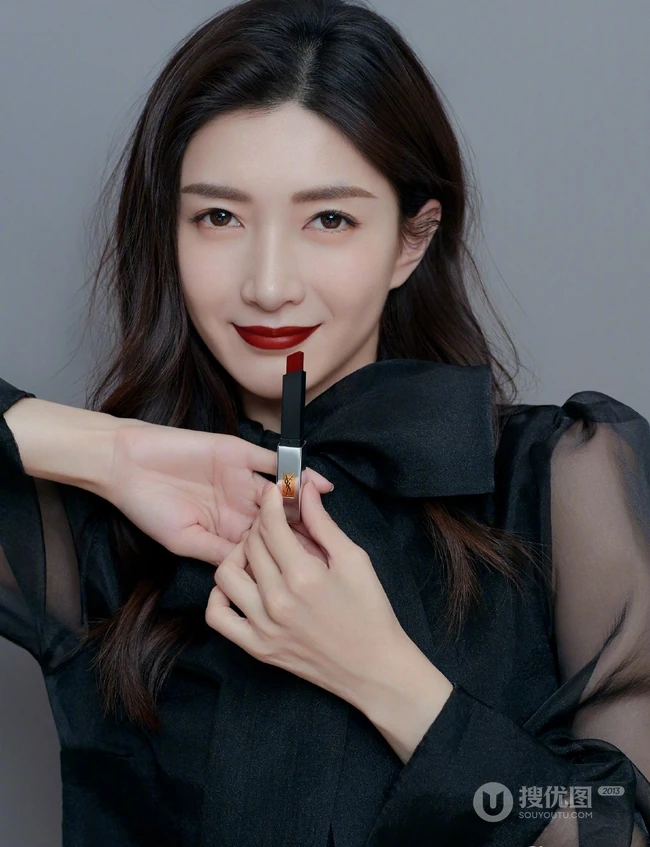 江疏影来了，穿着黑色轻纱衣和红唇超配，气质又不失神秘感