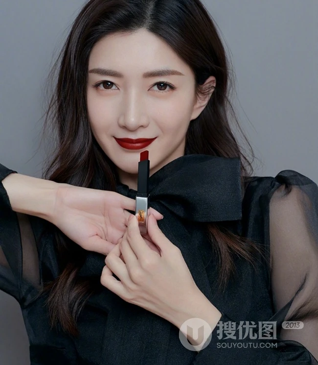 江疏影来了，穿着黑色轻纱衣和红唇超配，气质又不失神秘感