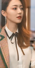 这样的黄梦莹才够美，黄梦莹格纹西装加短裤出席活动写真