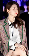 这样的黄梦莹才够美，黄梦莹格纹西装加短裤出席活动写真
