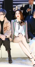 这样的黄梦莹才够美，黄梦莹格纹西装加短裤出席活动写真