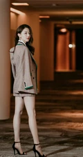 这样的黄梦莹才够美，黄梦莹格纹西装加短裤出席活动写真