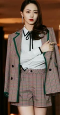这样的黄梦莹才够美，黄梦莹格纹西装加短裤出席活动写真