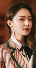 这样的黄梦莹才够美，黄梦莹格纹西装加短裤出席活动写真