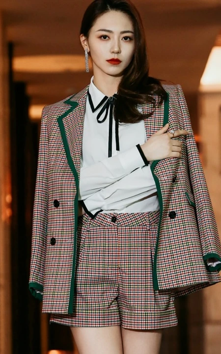 这样的黄梦莹才够美，黄梦莹格纹西装加短裤出席活动写真