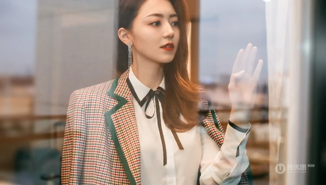 这样的黄梦莹才够美，黄梦莹格纹西装加短裤出席活动写真