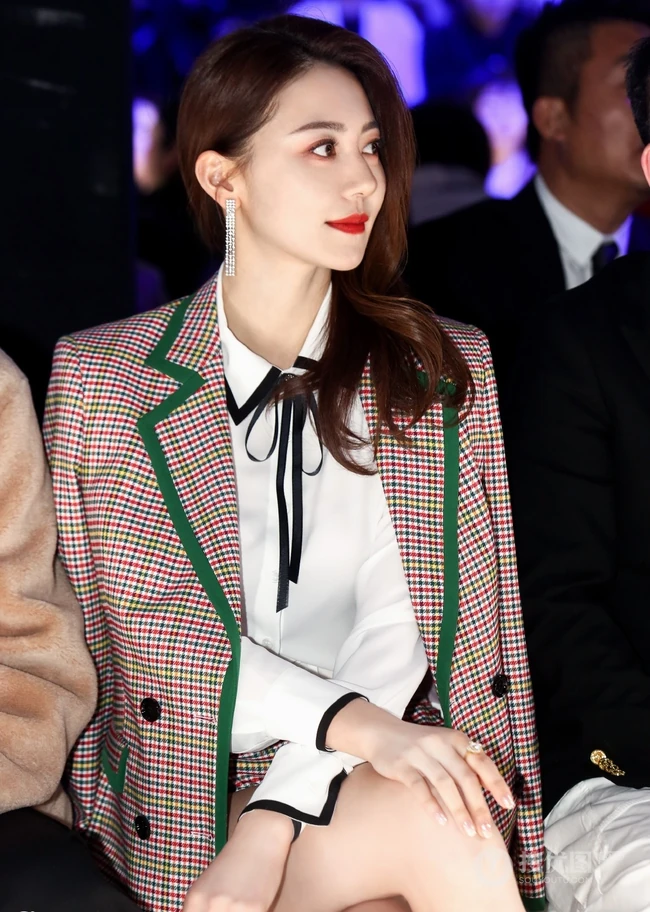 这样的黄梦莹才够美，黄梦莹格纹西装加短裤出席活动写真