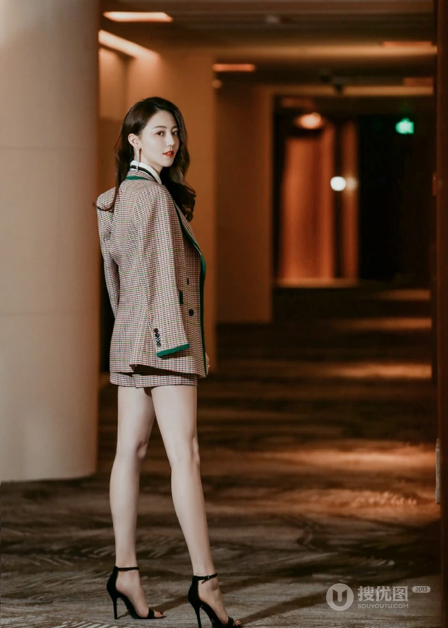 这样的黄梦莹才够美，黄梦莹格纹西装加短裤出席活动写真