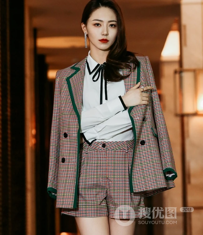 这样的黄梦莹才够美，黄梦莹格纹西装加短裤出席活动写真