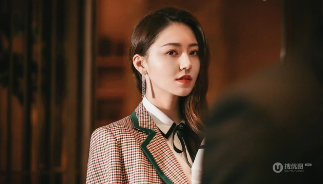 这样的黄梦莹才够美，黄梦莹格纹西装加短裤出席活动写真