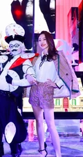 这样的黄梦莹才够美，黄梦莹格纹西装加短裤出席活动写真