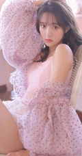 如梦一般的女孩，卷发，大眼，瓜子脸，酒窝少女室内写真