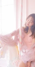 如梦一般的女孩，卷发，大眼，瓜子脸，酒窝少女室内写真