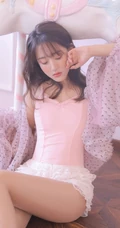 如梦一般的女孩，卷发，大眼，瓜子脸，酒窝少女室内写真