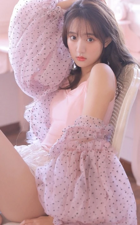 如梦一般的女孩，卷发，大眼，瓜子脸，酒窝少女室内写真