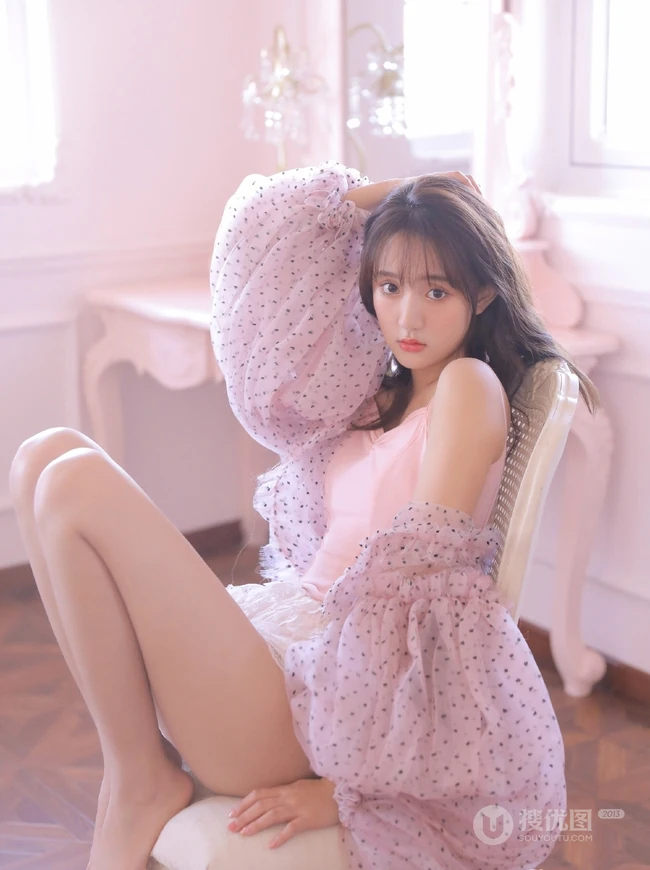 如梦一般的女孩，卷发，大眼，瓜子脸，酒窝少女室内写真