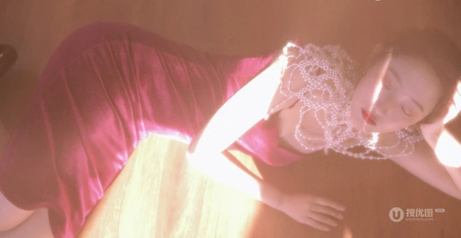 如梦一般的女孩，卷发，大眼，瓜子脸，酒窝少女室内写真