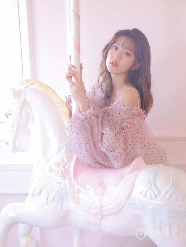 如梦一般的女孩，卷发，大眼，瓜子脸，酒窝少女室内写真