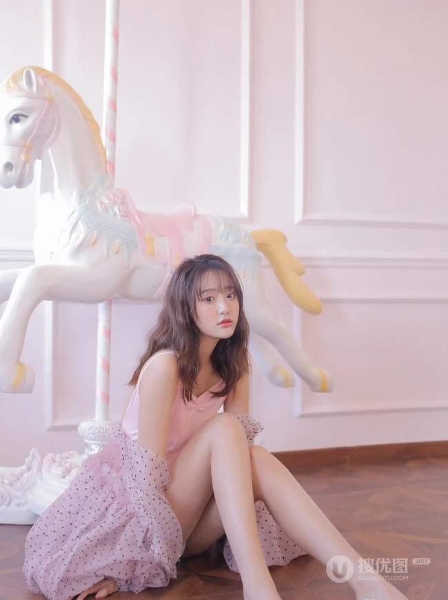 如梦一般的女孩，卷发，大眼，瓜子脸，酒窝少女室内写真