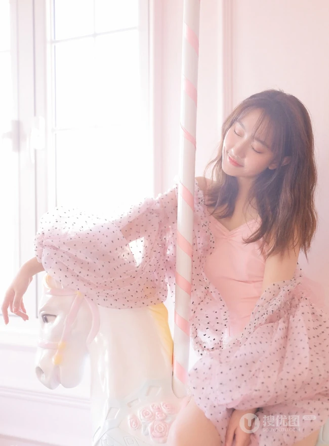 如梦一般的女孩，卷发，大眼，瓜子脸，酒窝少女室内写真
