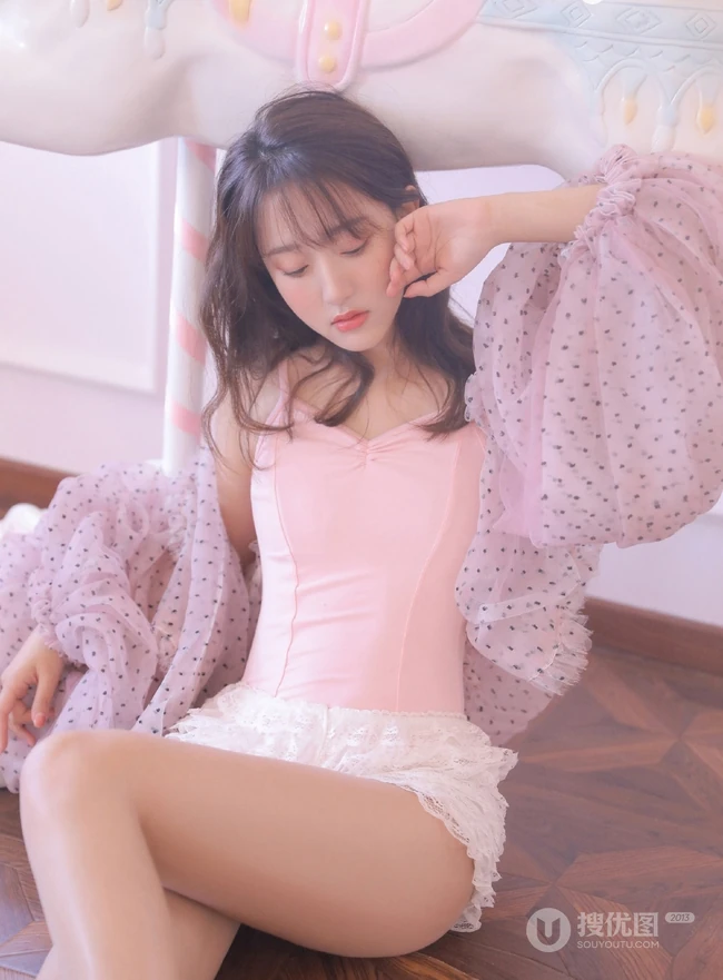 如梦一般的女孩，卷发，大眼，瓜子脸，酒窝少女室内写真