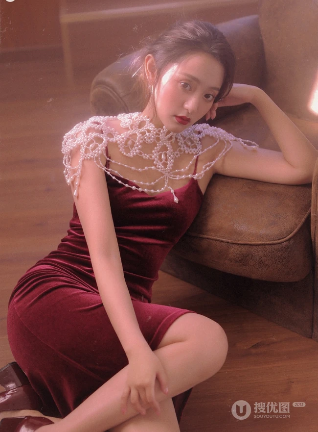 如梦一般的女孩，卷发，大眼，瓜子脸，酒窝少女室内写真