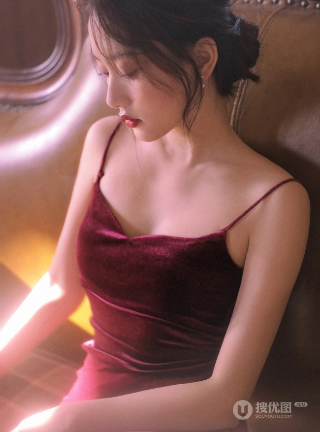 如梦一般的女孩，卷发，大眼，瓜子脸，酒窝少女室内写真