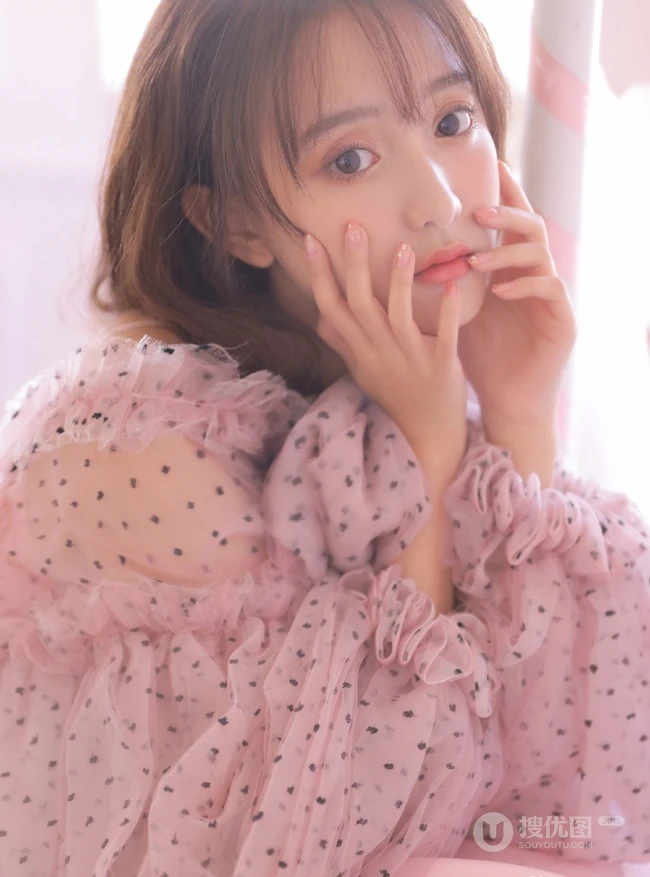 如梦一般的女孩，卷发，大眼，瓜子脸，酒窝少女室内写真