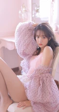 如梦一般的女孩，卷发，大眼，瓜子脸，酒窝少女室内写真