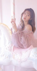 如梦一般的女孩，卷发，大眼，瓜子脸，酒窝少女室内写真