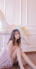 如梦一般的女孩，卷发，大眼，瓜子脸，酒窝少女室内写真