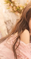 粉色系少女闺房，微卷长发少女粉色轻纱短裤闺房写真图片