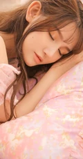 粉色系少女闺房，微卷长发少女粉色轻纱短裤闺房写真图片