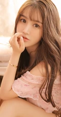 粉色系少女闺房，微卷长发少女粉色轻纱短裤闺房写真图片
