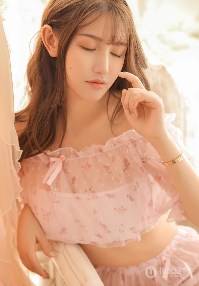 粉色系少女闺房，微卷长发少女粉色轻纱短裤闺房写真图片