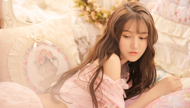 粉色系少女闺房，微卷长发少女粉色轻纱短裤闺房写真图片