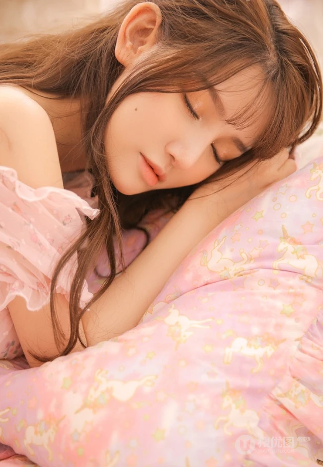 粉色系少女闺房，微卷长发少女粉色轻纱短裤闺房写真图片